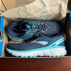 Brooks ghost 11 new in box in navy grey blue